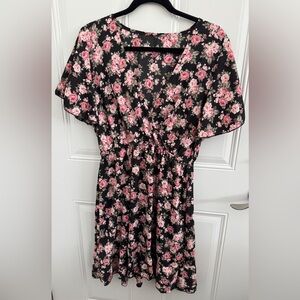 Pretty floral dress. V neck style. Size L.